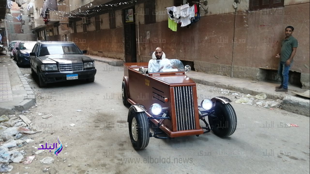 شاب أسيوطي يصنع سيارة من الخشب 