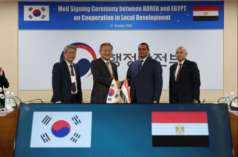 وزير التنمية المحلية خلال زيارته لكوريا الجنوبية