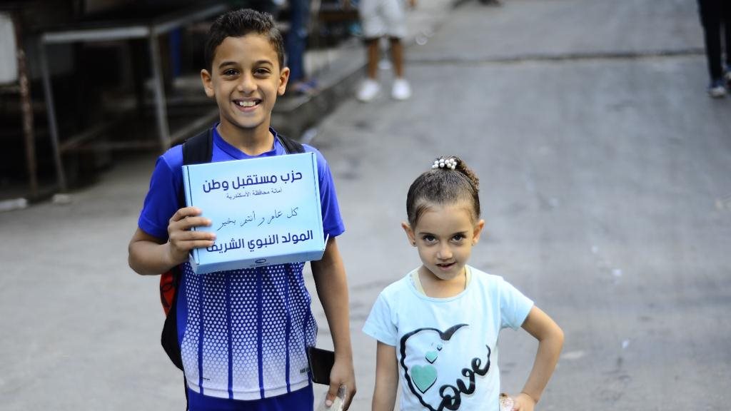 توزيع حلوى المولد على الأطفال بشوارع الإسكندرية