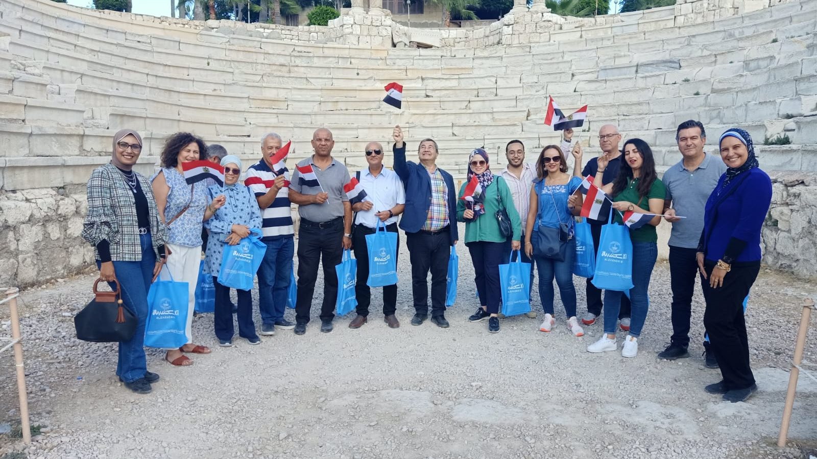 صورة جماعية أثناء الجولات بالإسكندرية
