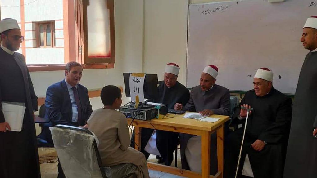 د. عبد المنعم فؤاد خلال الجولة بالأقصر