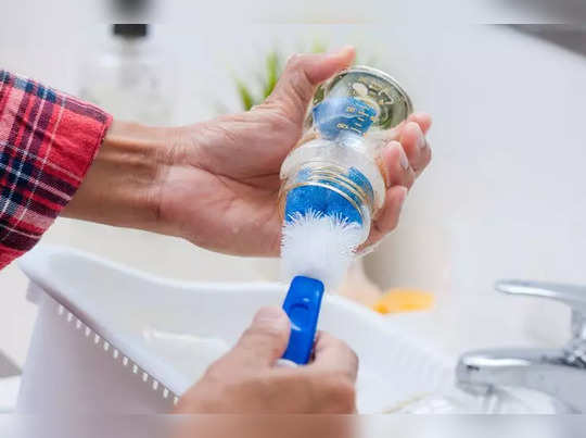 طريقة تنظيف زجاجة حليب الطفل