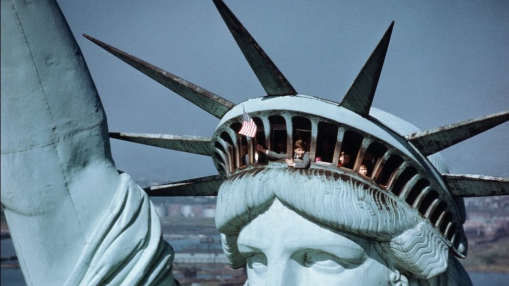 زوار في تمثال الحرية Photo from the Bettmann archive, courte