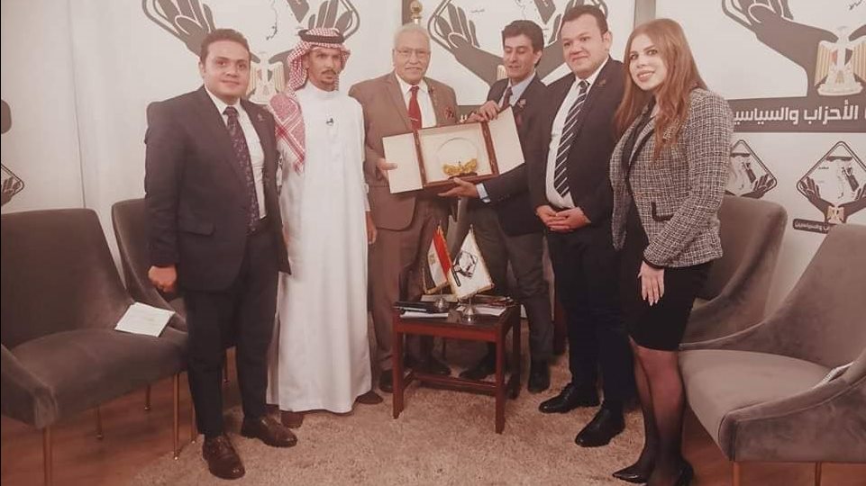 "التنسيقية" تهدي اللواء محيي نوح درعها لدوره فى حرب أكتوبر