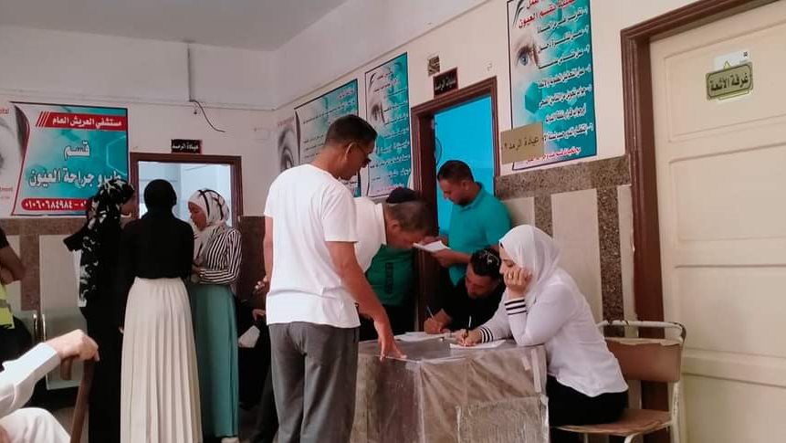 توافد المواطنين علي قوافل صناع الخير بالعريش