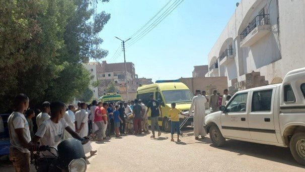 توافد أهالى مصابى ضحايا حادث الطريق الصحراوى أسوان