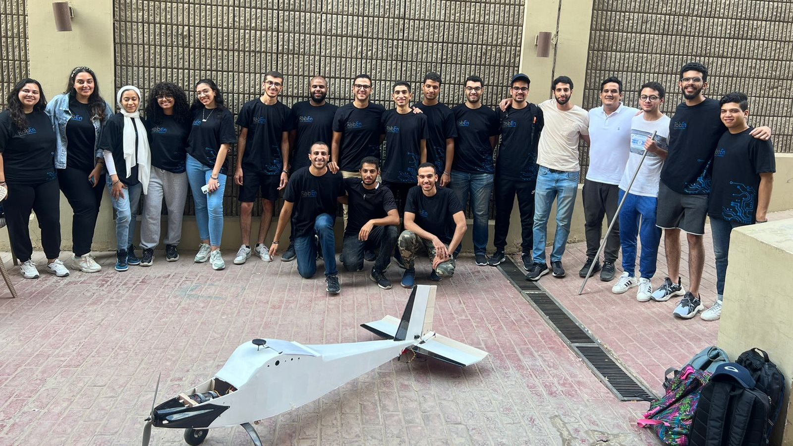 فريق روبن أمام مشروعهم المتميز