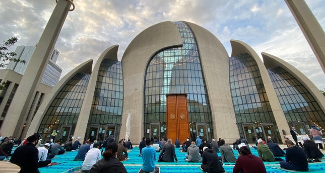 رفع الأذان في مدينة كولن الألمانية