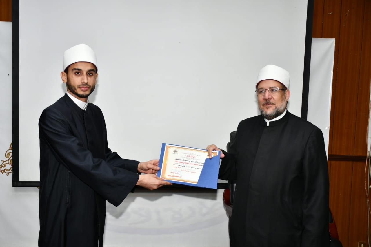 وزير الأوقاف يكرم الفائزين