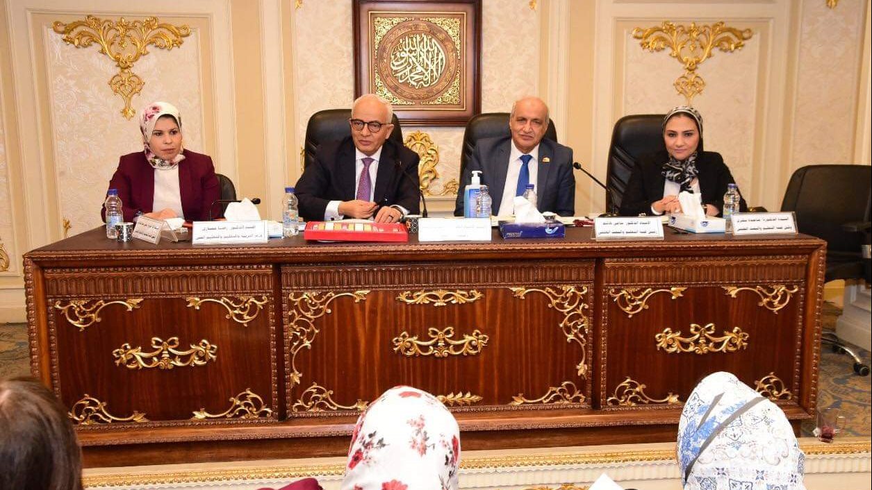 لجنة التعليم خلال اجتماعها اليوم 