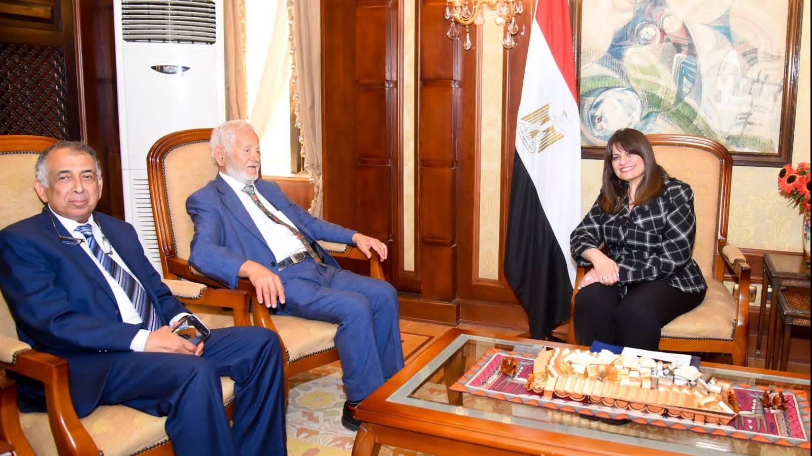 وزيرة الهجرة 