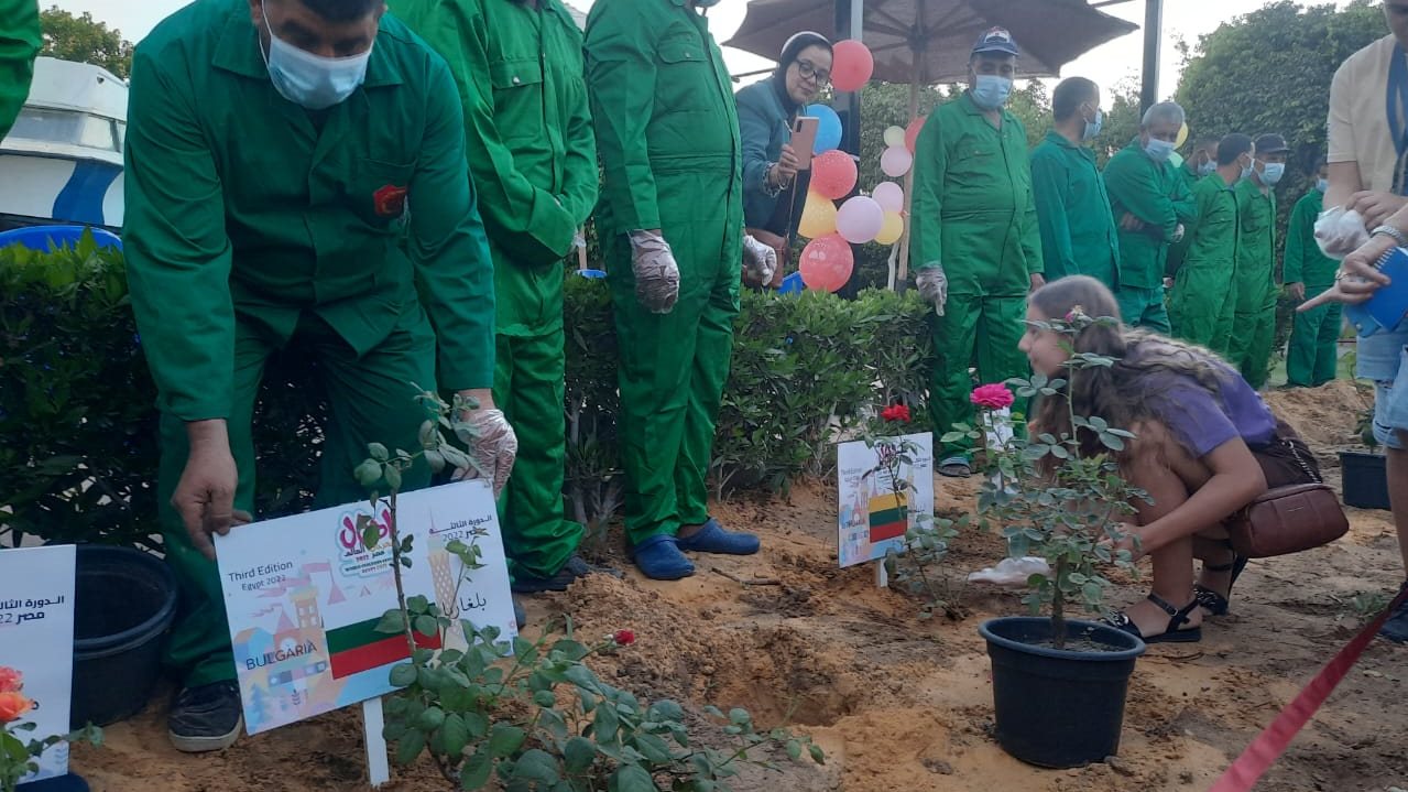 المشاركون بـ «مهرجان أطفال العالم» يغرسون أشجارًا