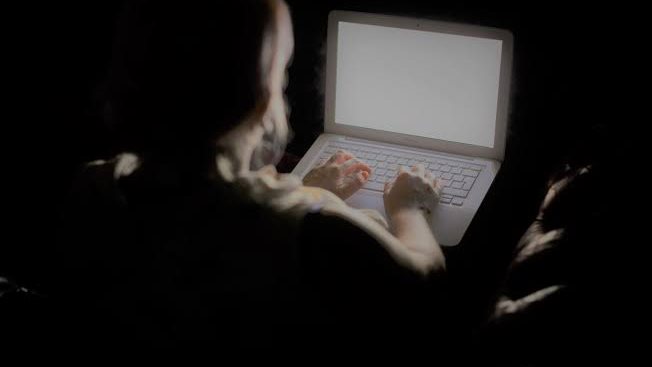 أسباب مشاهدة الأفلام الإباحية