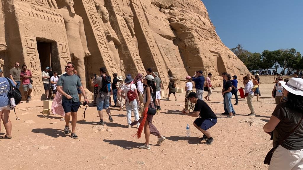 توافد الأفواج السياحية على مدينة أبو سمبل السياحية 