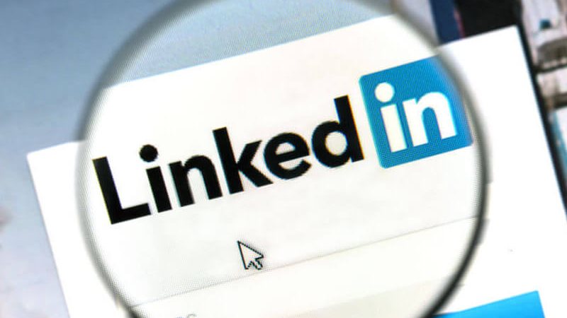 تكلفك الكثير.. احذر من روابط لينكد إن LinkedIn المزيفة   