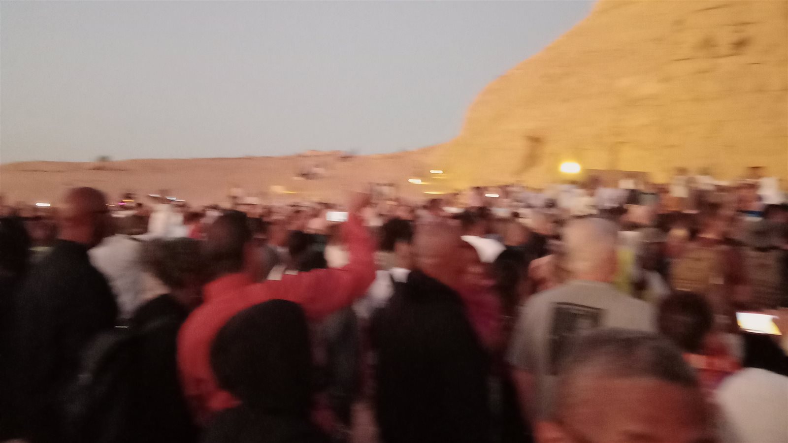 توافد الأفواج السياحية على مدينة أبو سمبل السياحية 