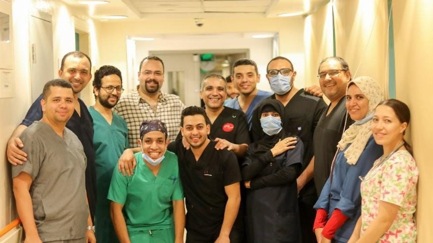  صورة للفريق الطبي مع الحالة 