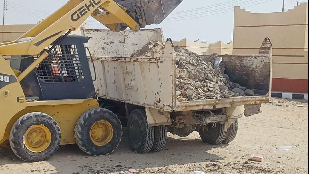 رفع مخلفات البناء حول المنشآت الحكومية 