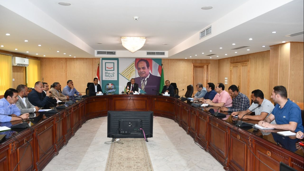 محافظ الفيوم أثناء اللقاء