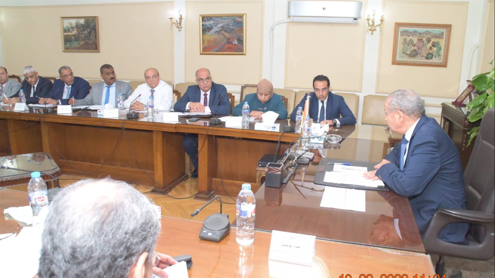 وزير التموين خلال الاجتماع