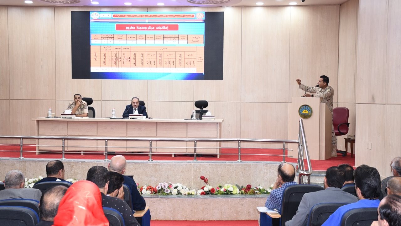 السكرتير العام خلال الاجتماع 