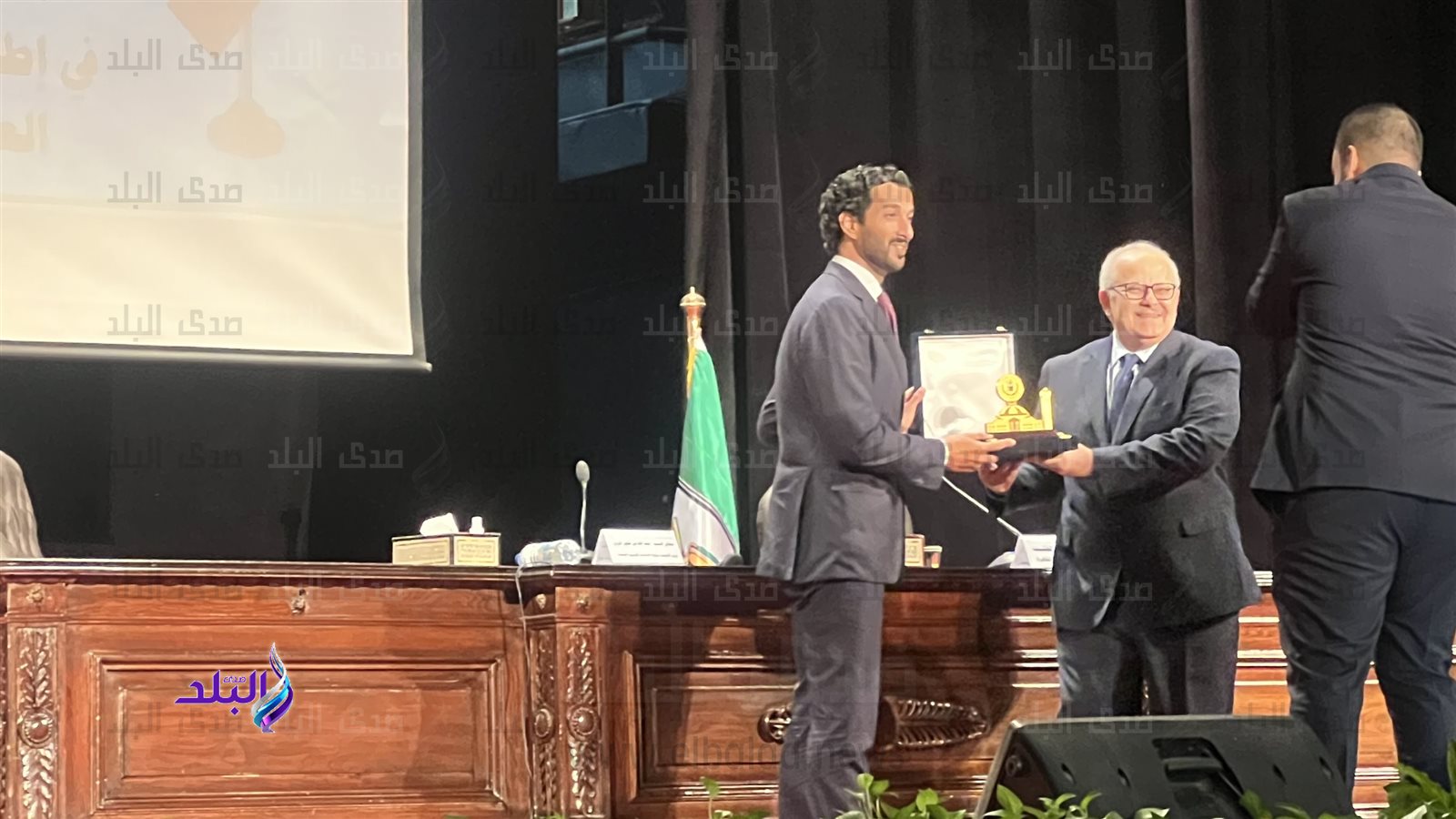 رئيس جامعة القاهرة ووزير الاقتصاد الاماراتي 
