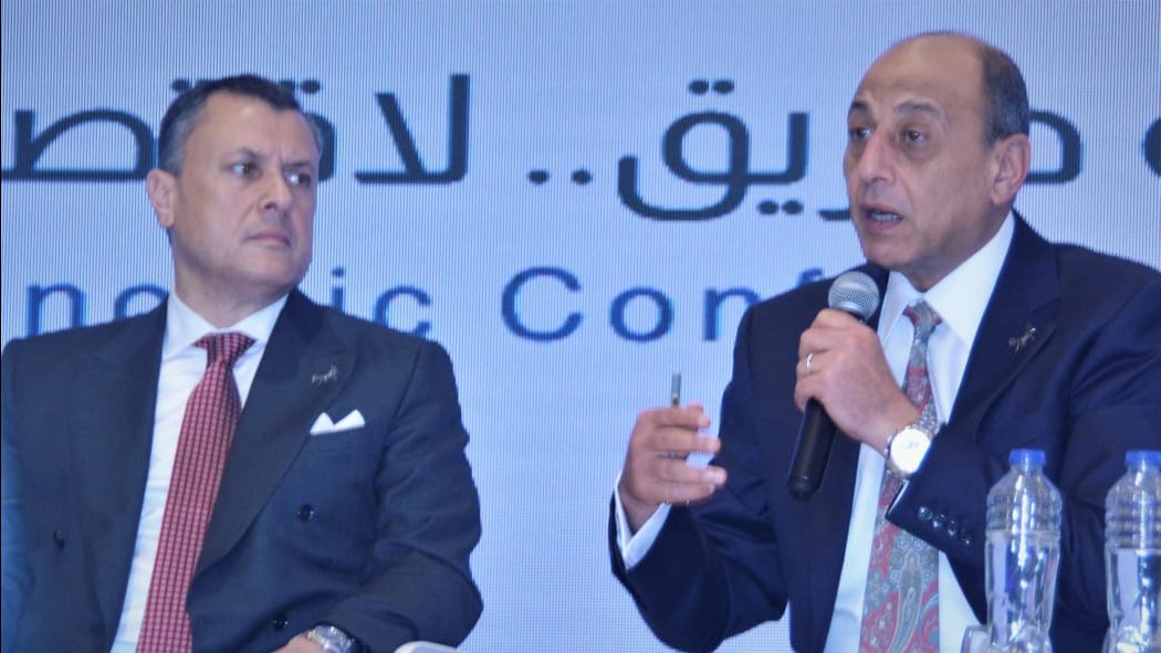 الفريق محمد عباس حلمي وزير الطيران 