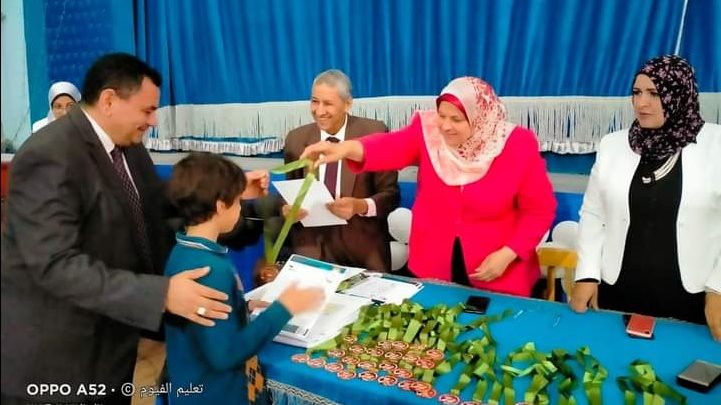 مديرة تعليم الفيوم توزع الجوائز على الفائزين من الطلاب