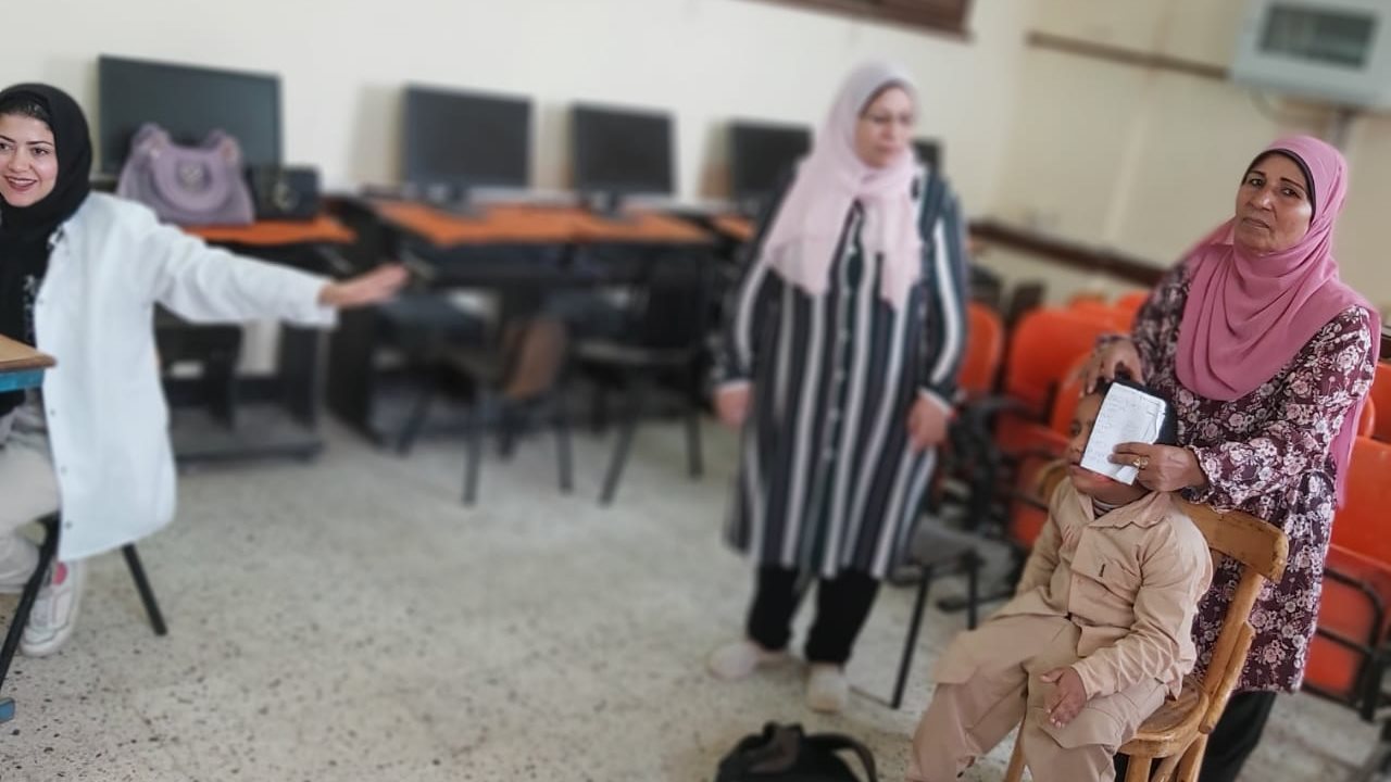 تعليم الفيوم اثناء الكشف الطبى على التلاميذ