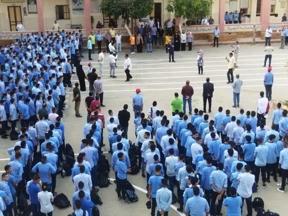 ولى أمر يتعدى على مديرة مدرسة بحلوان