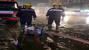 رجال الشرطة تسحب مياة الامطار