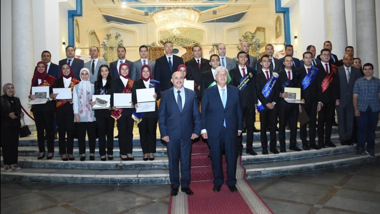 قوات الدفاع الشعبى والعسكرى تكرم أوائل خريجى الجامعات المصري