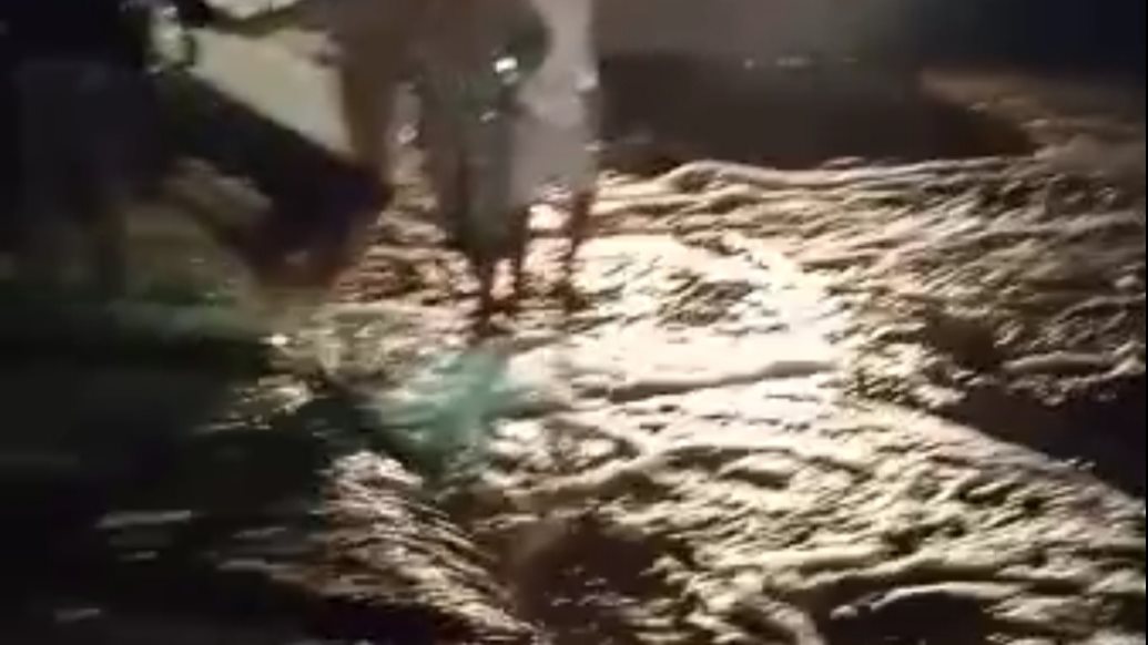جنوح ميكروباص في مجري السيول بنخل 
