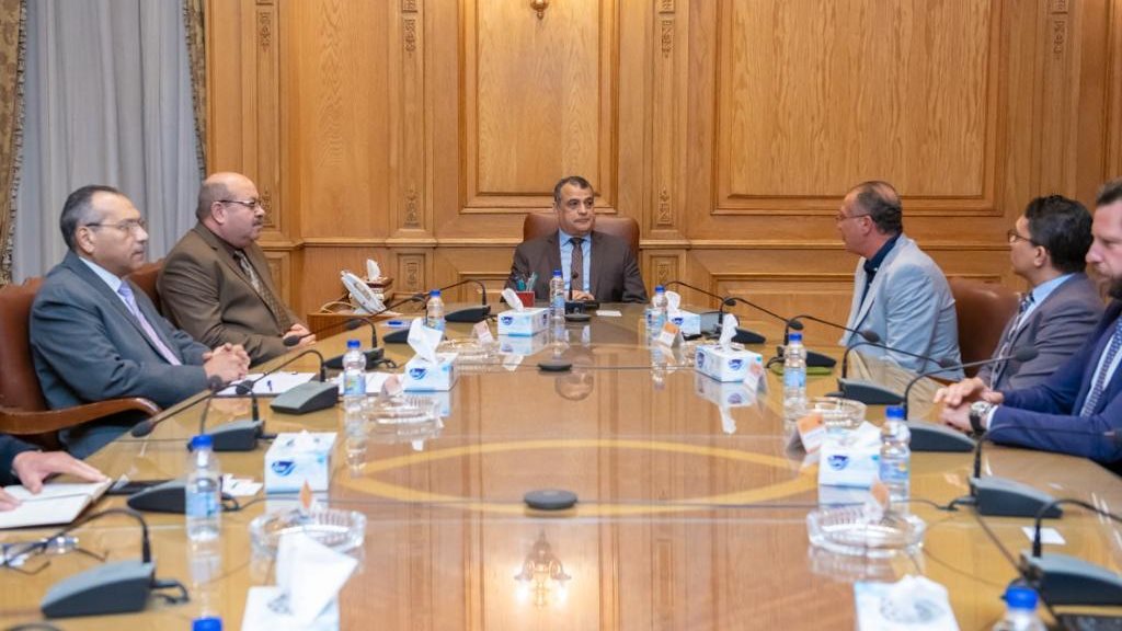 وزير الإنتاج الحربي يستقبل وفد "رينو" الفرنسية ووكيلها بمصر