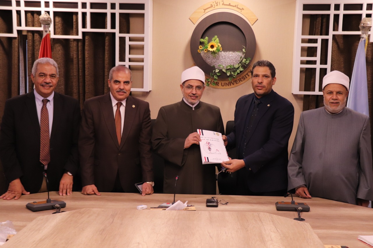 خلال تسليم نسخة الكتاب 