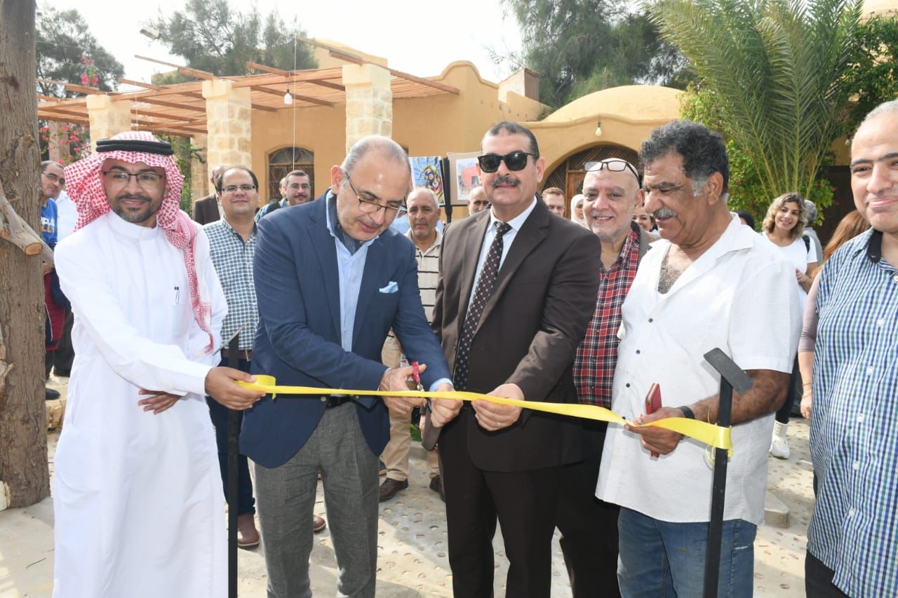 سكرتير عام الفيوم يكرم الفنان محمد عبله