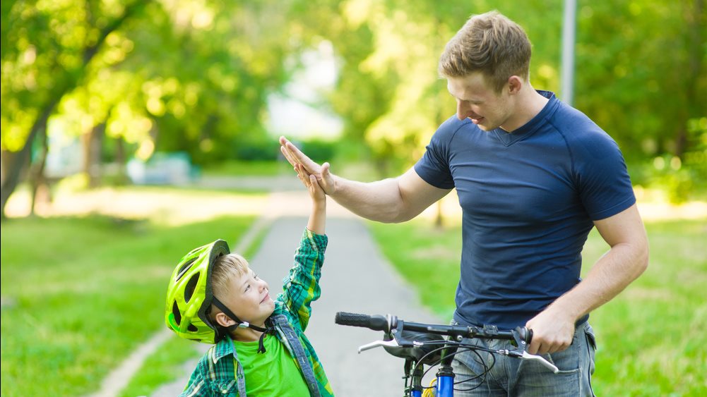 أب وابنه يمارسان الرياضة - shuttersock