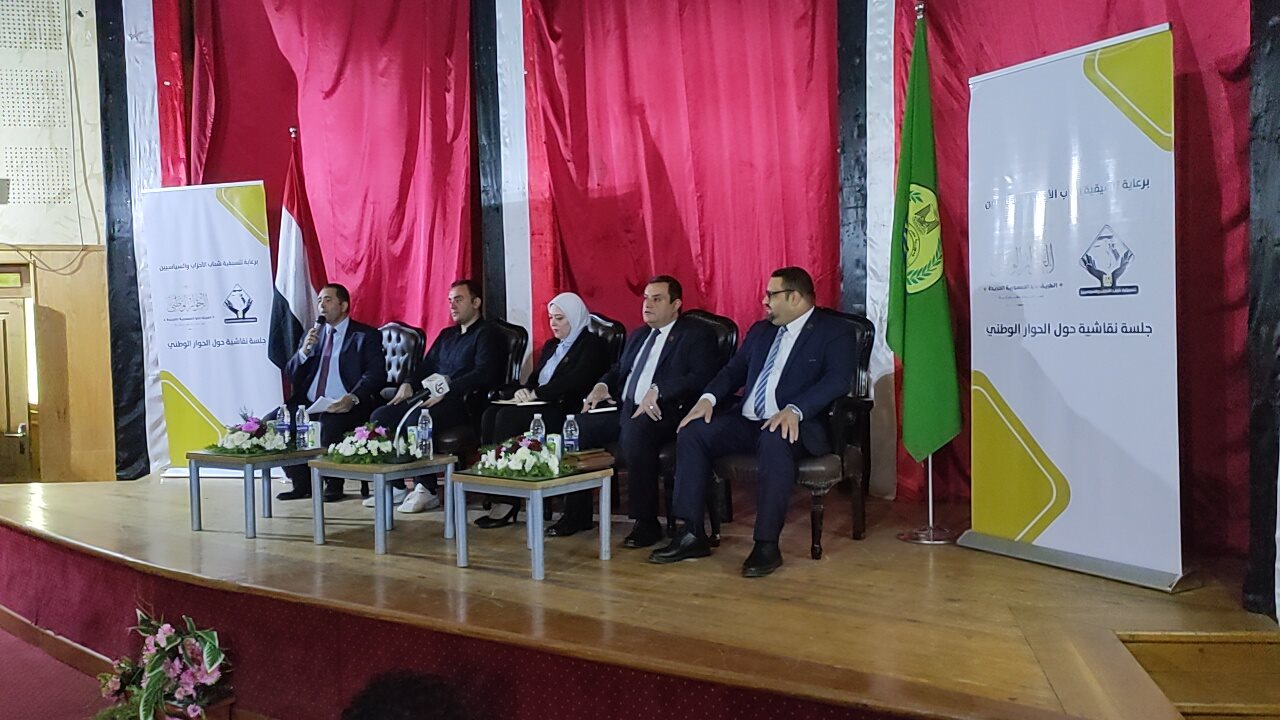 خلال الجلسة النقاشية