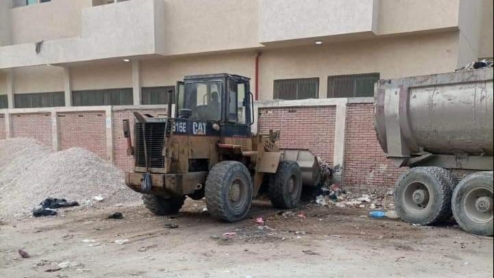 رفع أكوام القمامة من شوارع العريش 