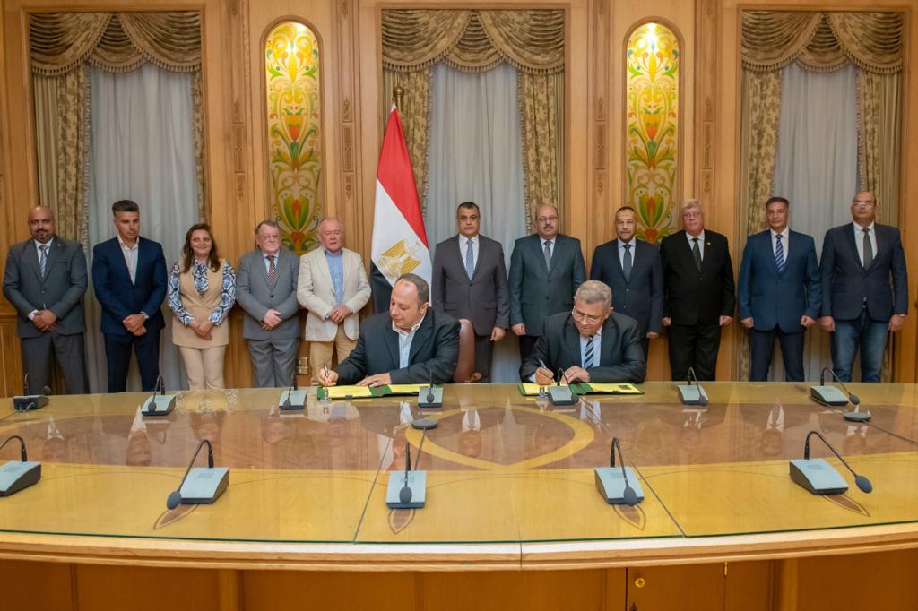 وزير الإنتاج الحربي يشهد توقيع عقدين مع "بابيريوس مصر"
