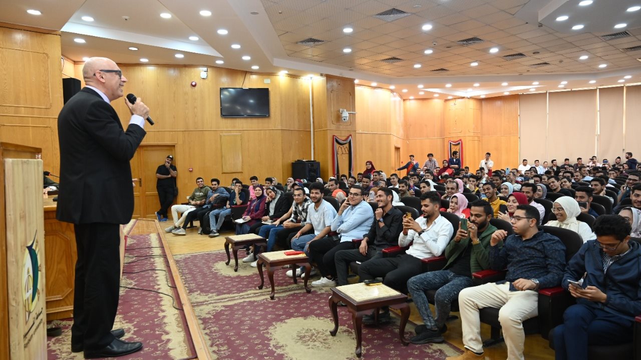 الدكتور محمد اسماعيل أثناء الندوة