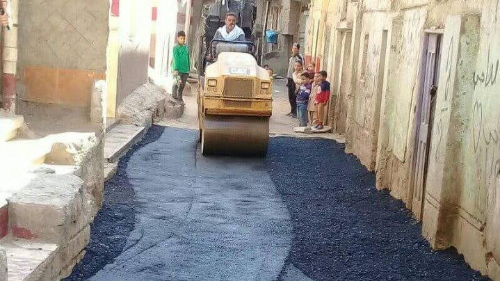استكمال أعمال الرصف والتطوير بمركز أبوتيج 