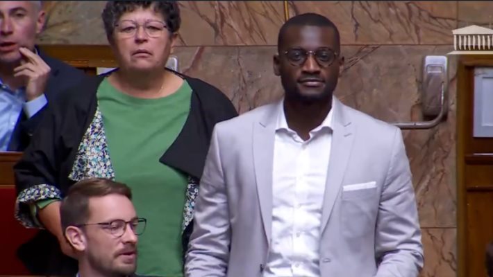 عود لأفريقيا.. إهانة عنصرية تتسبب في صدمة بـ البرلمان الفرنس