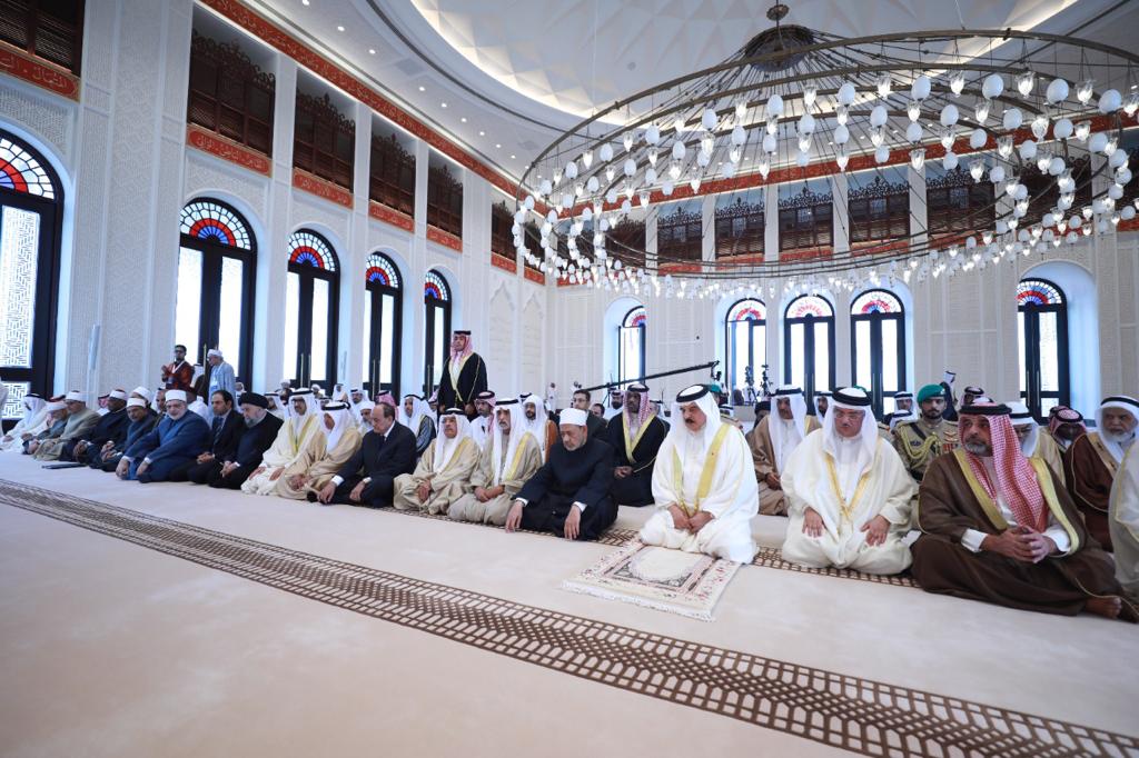 شيخ الأزهر يؤدي صلاة الجمعة مع ملك البحرين بجامع قصر الصخير