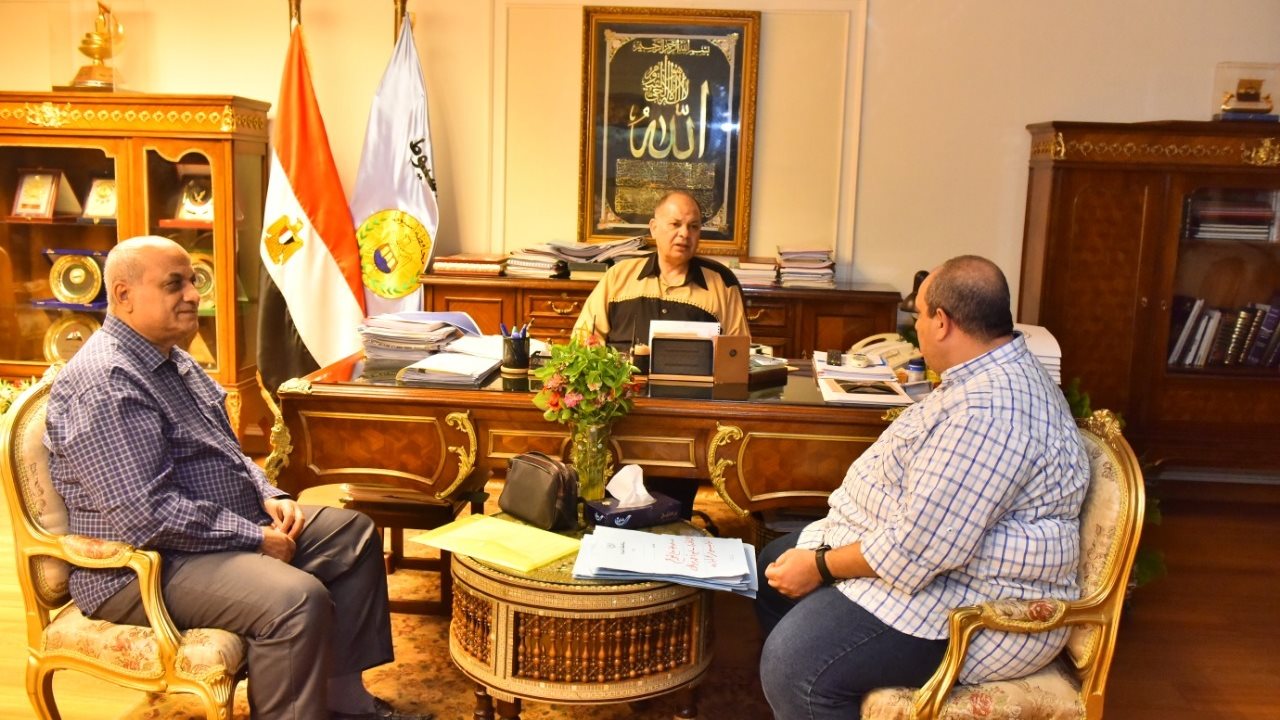 محافظ أسيوط يلتقي رئيس هيئة الابنية التعليمية 