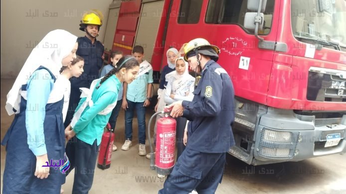 الطلاب فى زيارة الحماية المدنية