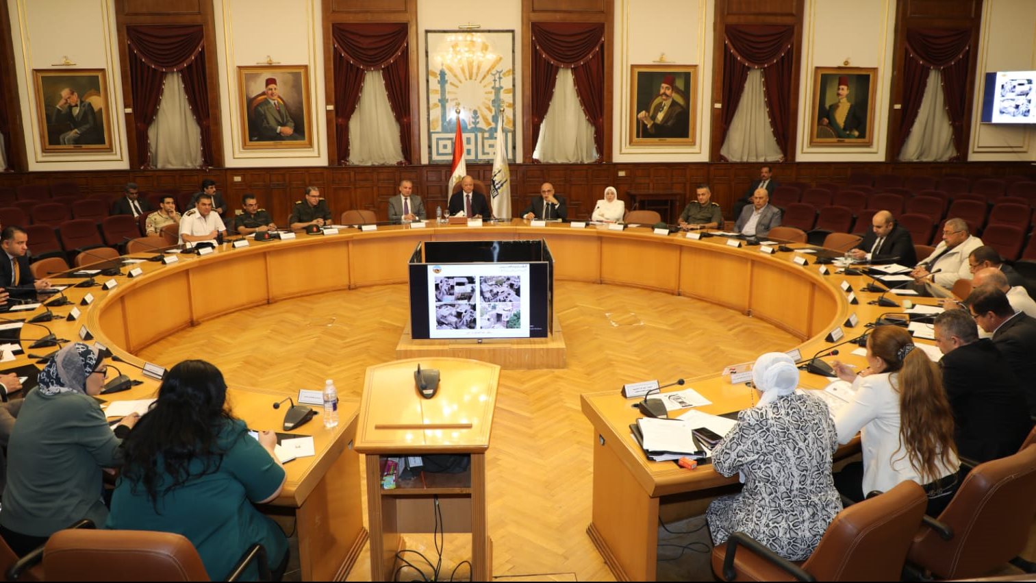 جانب من اجتماع محافظ القاهرة