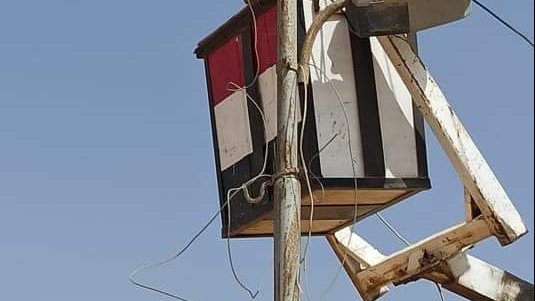 شد اسلاك الكهرباء علي الاعمدة بالعريش 