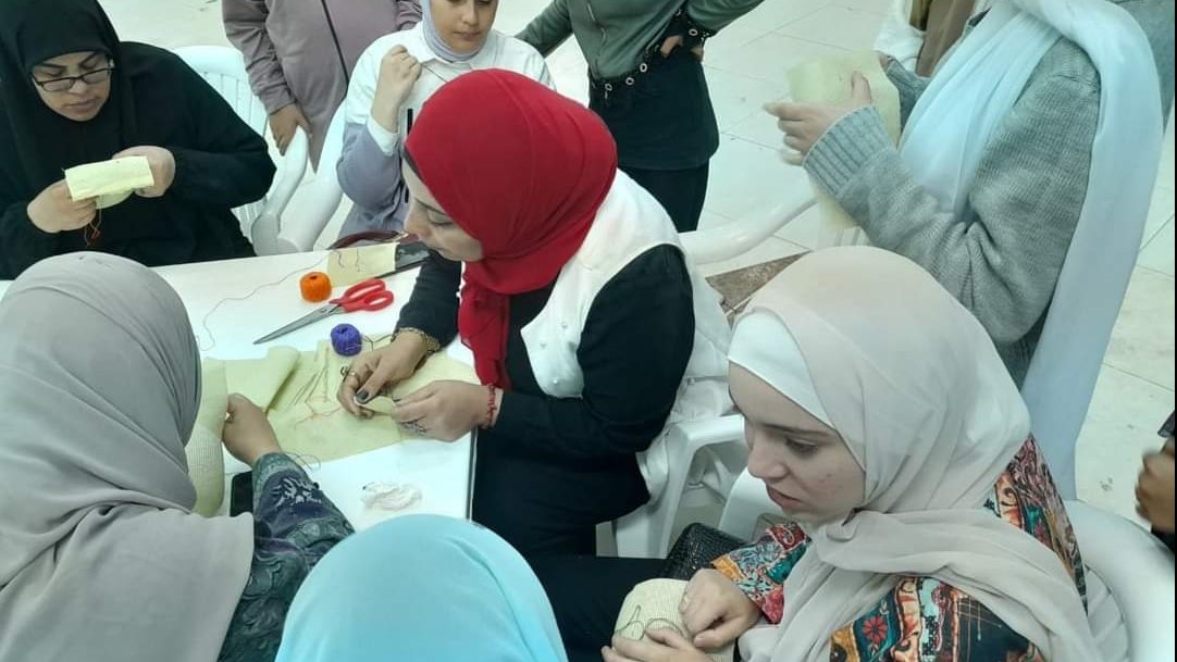 تدريب الفتيات علي  الأعمال الفنية بالعريش 
