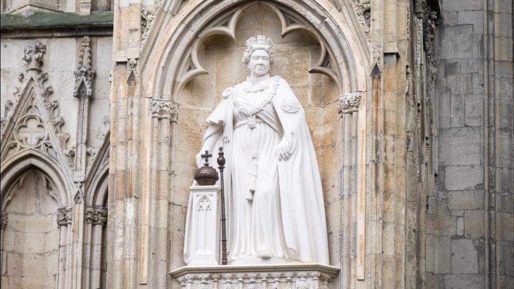 تمثال الملكة إليزابيث - Photo by Samir Hussein/WireImage.